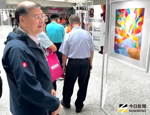 ▲高雄市政府勞工局局長江健興欣賞身心障礙者藝術工作者參展的作品。(圖／記者黃守作攝，2025.10.22)