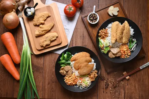 ▲梁社漢排骨新品「秘醬雞菲力排(飯/麵)」與「椒鹽雞菲力排(飯/麵)」。（圖／八方雲集提供）