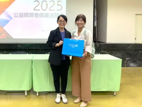 ▲台灣中油公司煉製事業部舉辦公益揭弊者保護法宣導講座，由中油煉製事業部政風室主任吳佳玲(左)致贈中油產品給中油潤滑油事業部政風室經理黃靖琪(右)。(圖／中油煉製事業部提供)