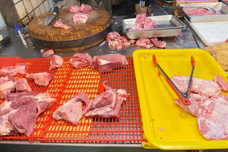 ▲非洲豬瘟衝擊，政府下令5天禁止宰豬、運豬，溫體豬瞬間銷量大增，記者直擊傳統黃昏市場豬肉攤，下午5點時豬肉已所剩無幾，攤商表示單日已賣掉2頭豬。（圖／記者葉盛耀攝）