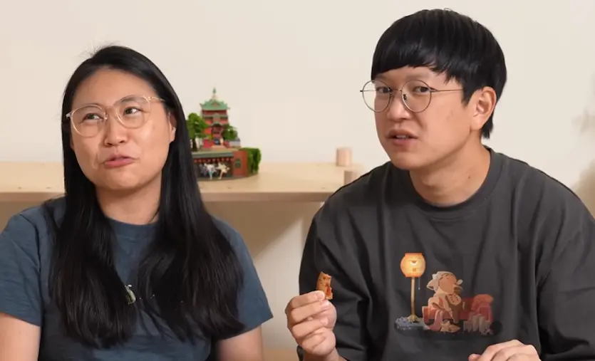 ▲YouTuber團體「好味小姐」近日爆出爭議，成員阿斷（左）表示自己趁老婆脆脆（左）酒醉斷片時與她發生性行為，攝影師還調侃這是「合法撿屍」遭到網友炎上，阿斷因此出面道歉。（圖／好味小姐腦波弱YouTube）