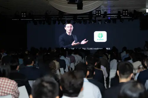 ▲國泰金控科技長姚旭杰以AI分身驚喜開場，並以華語、英語、日語及越南語致詞，展現AI跨語言應用實力。（圖／國泰金控提供）