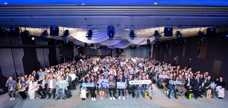    ▲「2025國泰金控技術年會」吸引逾5000人報名參與，線上與現場同時觀看人數突破2500人，顯示各界對AI技術應用與金融創新的高度關注。（圖 ／國泰金提供）  