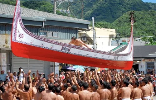 Taiwan's Tao people partake in "mapabosbos" boat launch ritual. (Bureau of Cultural Heritage)