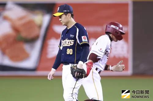 ▲中信兄弟游擊手江坤宇表示，G3關鍵三呎線判決，他人已經在壘包附近，跑者則是跳離跑壘線。（圖／記者葉政勳攝 ,2025.10.21）