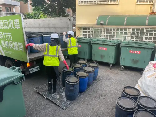 ▲新竹市清潔隊員協助廚餘清運。（圖／新竹市府提供）