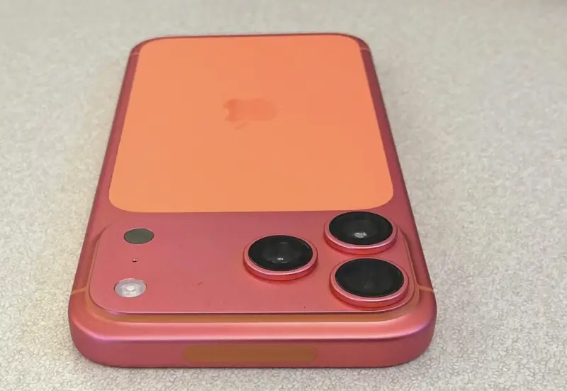 ▲國外有網友Po出iPhone 17 Pro宇宙橙色變成了玫瑰金，外媒推測可能是誤用了不當的清潔劑造成。（圖／翻攝reddit）