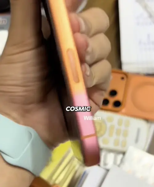 ▲TikTok有網友拍出自己的iPhone 17 Pro宇宙橙邊框顏色明顯褪成粉紅色，與原色差異極大。（圖／翻攝TikTok）