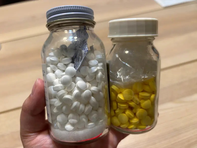 ▲藥瓶裡塞著的塑膠紙團、乾燥劑開封後就要馬上丟掉，以免影響藥品或保健食品品質。（圖／記者徐銘穗攝）