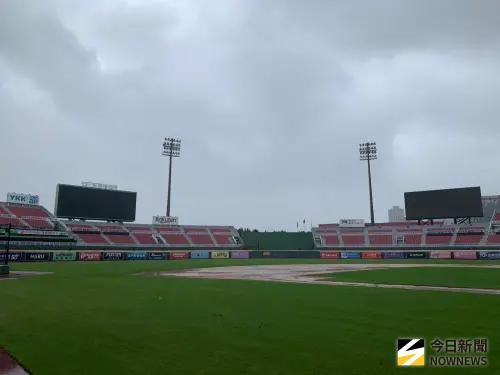 ▲桃園球場因近日連續降雨影響，導致無法順利進行台灣大賽G4，最終決議延期4天，改為10月26日開打。（圖／記者陳柏翰攝,2025.10.22）