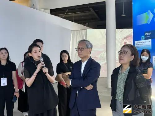 ▲文化部長李遠（圖左二）及文化部政務次長暨文策院董事長王時思（圖左一）參觀台灣文化科技大會。 （圖／記者李青縈攝）