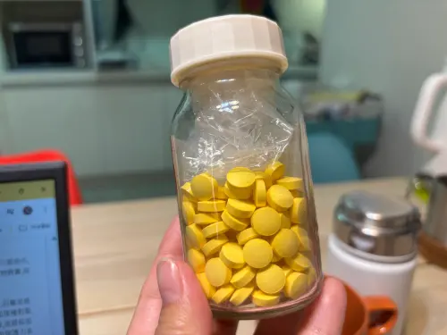 ▲藥瓶裡塞著的塑膠紙團開封後就要丟掉，不要再塞回去了。（圖／記者徐銘穗攝）