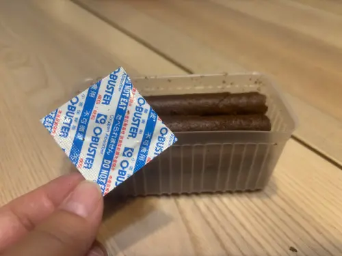 ▲至和堂本草藥師提醒，不管是食品或藥品，打開包裝後，乾燥劑就要直接丟掉了。（圖／記者徐銘穗攝）