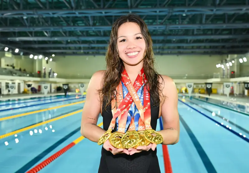 ▲旅美泳將韓安齊以驚人的表現橫掃全場，最終以10金2銀的成績收官，不僅刷新了楊金桂在2007與2011年創下的9金紀錄，更在最後一天以2分13秒60打破女子200公尺仰式大會紀錄。（圖／全運會提供）