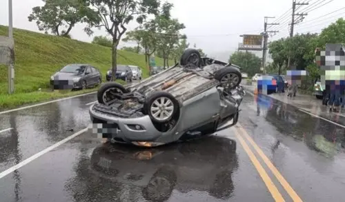 宜蘭員山雨天驚險翻車！轎車車速過快衝入對向　失控撞2車釀1傷
