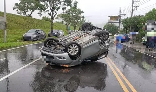 宜蘭員山雨天驚險翻車！轎車車速過快衝入對向 失控撞2車釀1傷