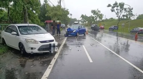 ▲ 宜蘭員山鄉22日中午發生翻車事故，24歲施姓男子疑因雨天路滑加速失控，撞上兩輛停車後翻覆。（圖／翻攝畫面）