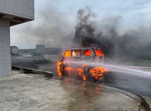 金門金湖水庫旁驚見火燒車 疑自來水廠員工命喪駕駛座成焦屍