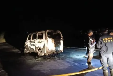 ▲ 金門金湖鎮22日下午發生火燒車意外，民眾在水庫旁發現車輛陷入火海，警消撲滅後於駕駛座發現焦屍，疑為自來水廠員工。（圖／翻攝畫面）