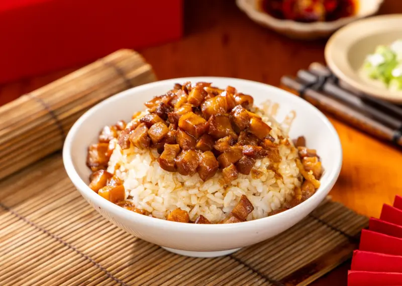 ▲非洲豬瘟衝擊，全台禁宰豬隻5天，強調使用溫體肉製作的多家餐飲業者受影響，像是雙月食品社就公告包含滷肉飯在內的豬肉料理即日起停賣。（圖／雙月食品社臉書）