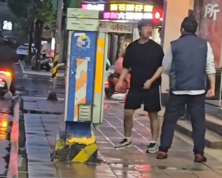 桃園客運爆司機、學生互毆！他慘摔在地狂噴鼻血 乘客嚇壞急報警