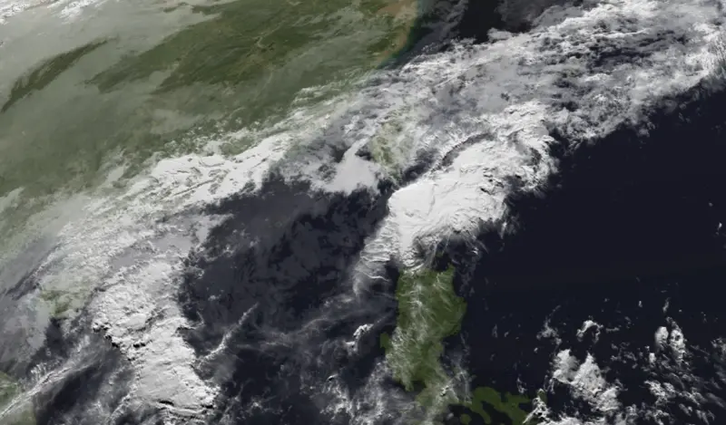 ▲風神颱風已經遠離，但在東北季風影響下，雲層相當深厚，北台灣、宜蘭依舊有明顯豪雨。（圖／翻攝NCDR）