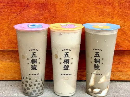 ▲左起：「焙茶珍珠可可」、「鐵觀音焙奶茶」、「杏仁凍焙茶冰沙」。（圖／記者蕭涵云攝）