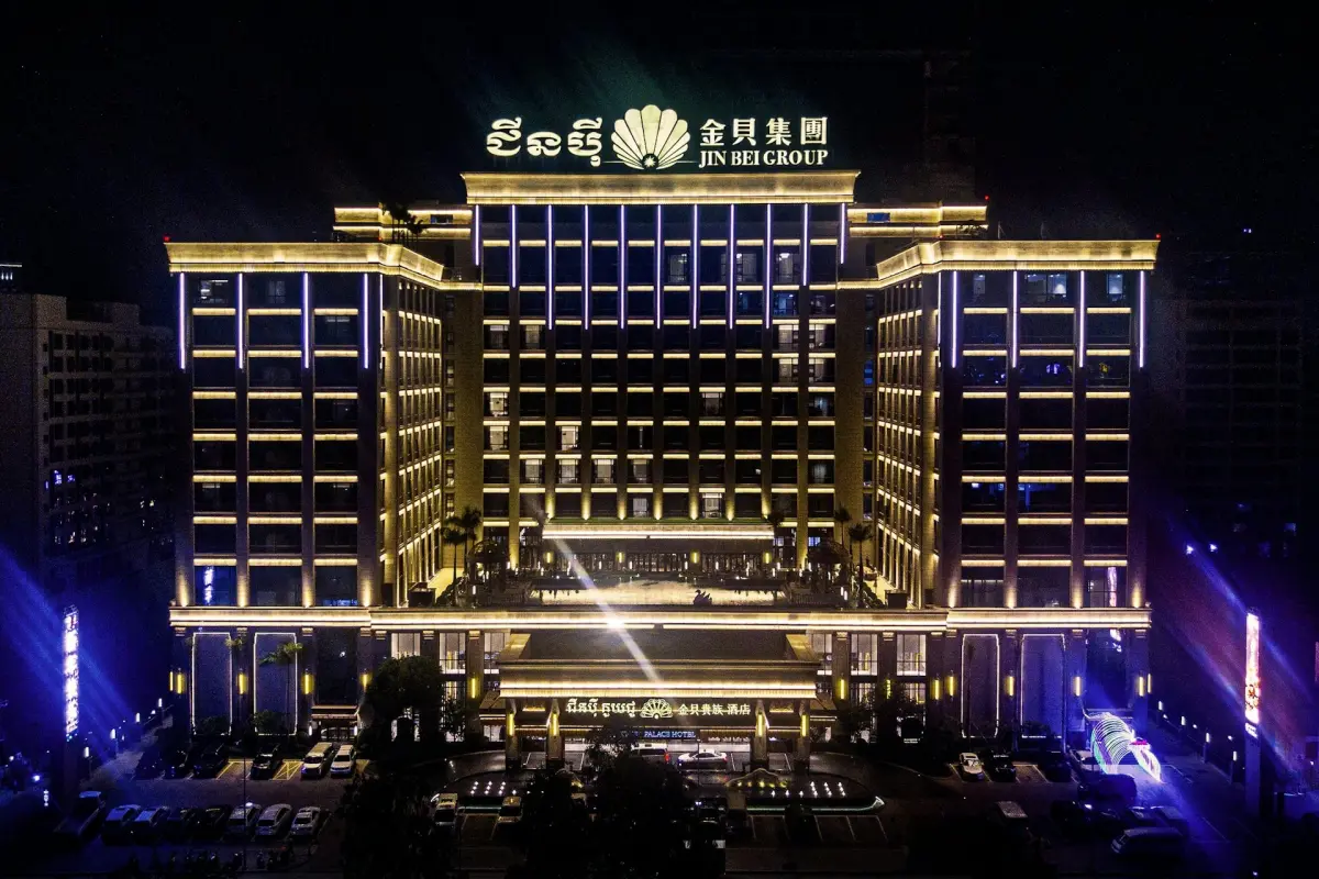 ▲柬埔寨今年1～9月的接待國際旅客人數比去年同期衰退8.8％，不過詐騙重鎮施亞努省的觀光客人數卻逆勢成長24.7％。圖為太子集團在當地經營的賭場。（圖／翻攝自官網）