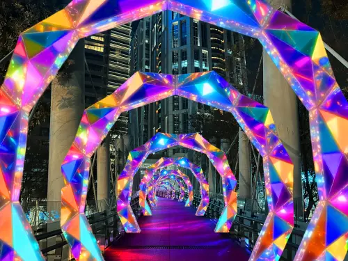 ▲新北耶誕城新府路天橋-魔幻舞環。（圖／新北市政府提供）