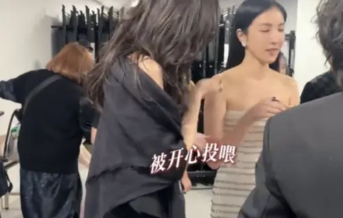 張鈞甯在微博分享金鐘後台片花,只見在典禮開始前她大吃胖老爹炸雞,還和楊謹華互相投餵。(圖/翻攝自張鈞甯微博) ▲張鈞甯在微博分享金鐘後台片花,只見在典禮開始前她大吃胖老爹炸雞,還和楊謹華互相投餵。(圖/翻攝自張鈞甯微博)