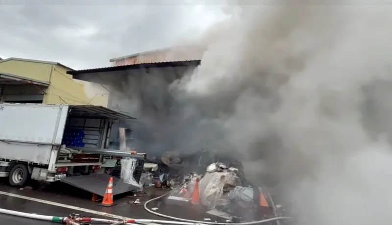 ▲桃園一處倉庫突起大火，兩名員工生死未卜。（圖／翻攝畫面）