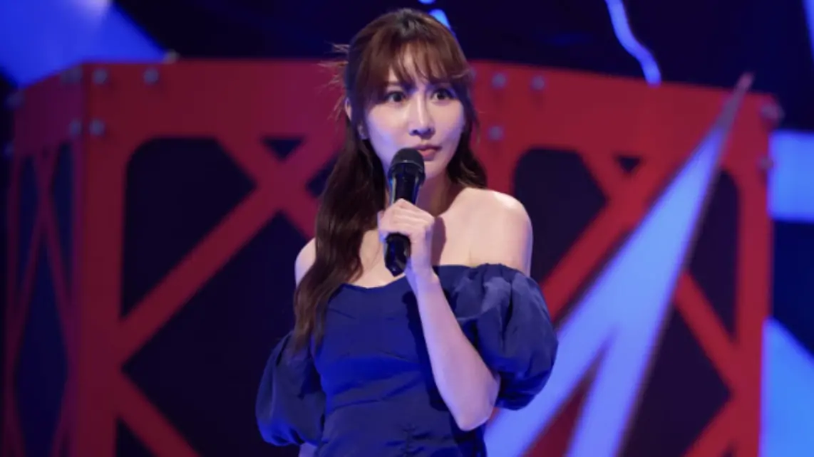 ▲藝人曾莞婷於第60屆金鐘獎紅毯遭受批評，日前她登上《Talk Talk秀台語》第2季，又被主持人浩子（謝炘昊）惹怒，當場火冒三丈、怒抓浩子頭髮，大吼：「做伙落地獄啦！」場面驚險失控。（圖／公視台語台提供）