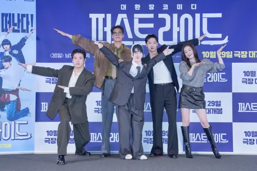 ▲《放飛旅行團》記者會上，姜河那（左起）、金英光、車銀優人型抱枕、姜泳錫、韓善化擺出創意姿勢，畫面幽默逗趣。（圖／采昌）