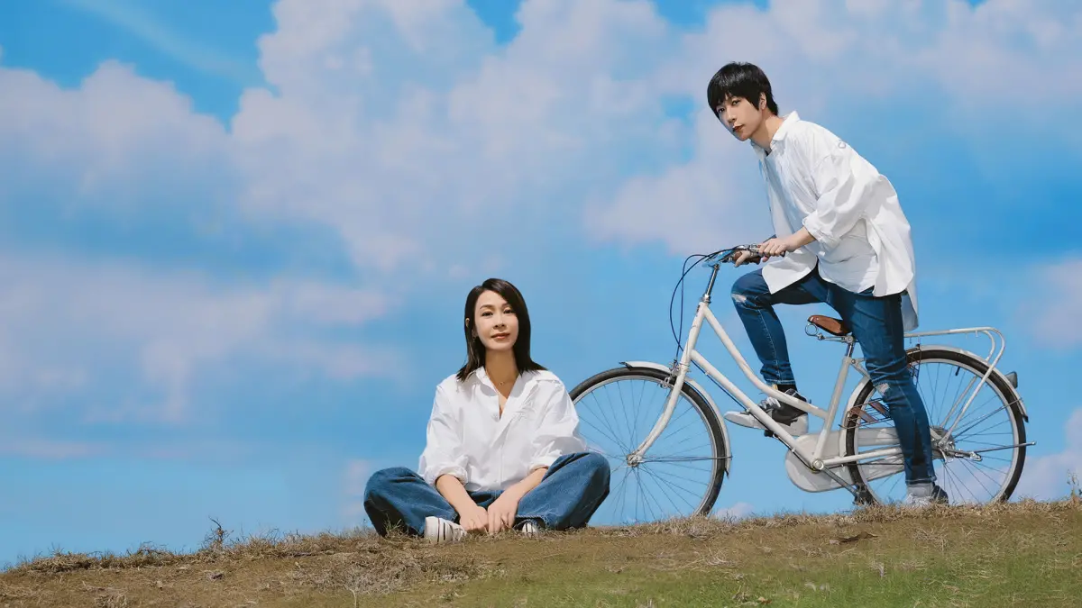 ▲劉若英（左）今年憑藉電影《我們意外的勇氣》入圍金馬獎最佳女主角，22日首映會監製五月天主唱阿信（右）突然現身會場，成為一大亮點。（圖／相信音樂提供）