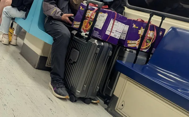    ▲《NOWNEWS》記者今（23）日，也就是台灣非洲豬瘟破功的隔天，就直擊民眾帶著兩大箱中國製品牌「好歡螺螺絲粉」搭捷運通勤。（圖／記者鍾泓良攝影）  