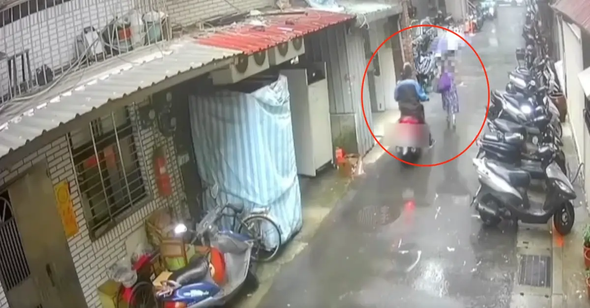 ▲台北市萬華區20日中午發生一起飛車搶奪案，一名婦人的金項鍊遭搶走。（圖／翻攝畫面）