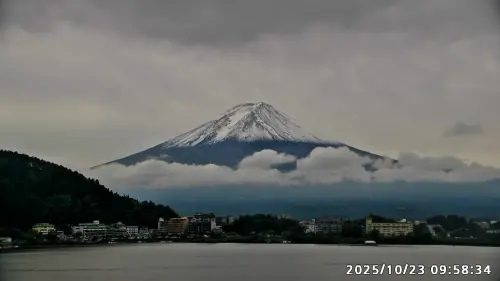 影／富士山迎來初冠雪！比去年提早15天　民眾驚呼：冬天真的來了
