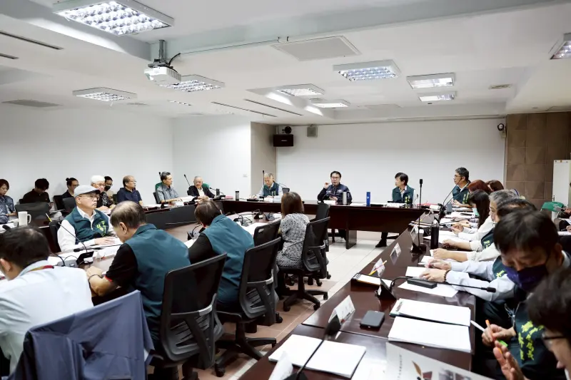 ▲ 台南市長黃偉哲今(23)日召開「台南市非洲豬瘟防疫措施專家顧問及跨局處聯繫會議」。黃偉哲強調，啟動高規格整備全力守護台南畜牧。（圖／南市府提供）