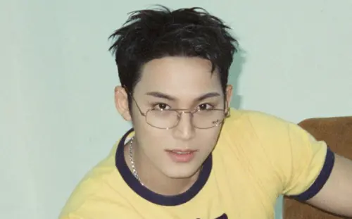 SEVENTEEN珉奎嗨過頭！演唱會接台下酒杯狂灌　粉絲傻眼：怎麼敢
