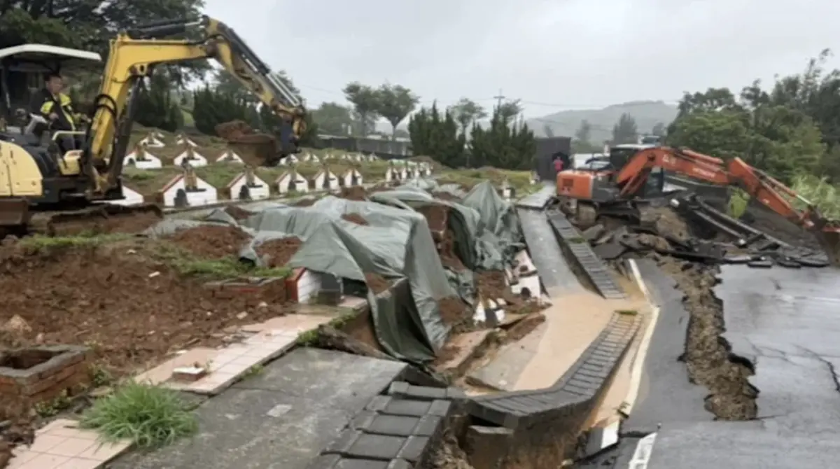 豪雨狂襲桃園蘆竹生命紀念園區！路基掏空釀5墓碑毀損、棺木外露