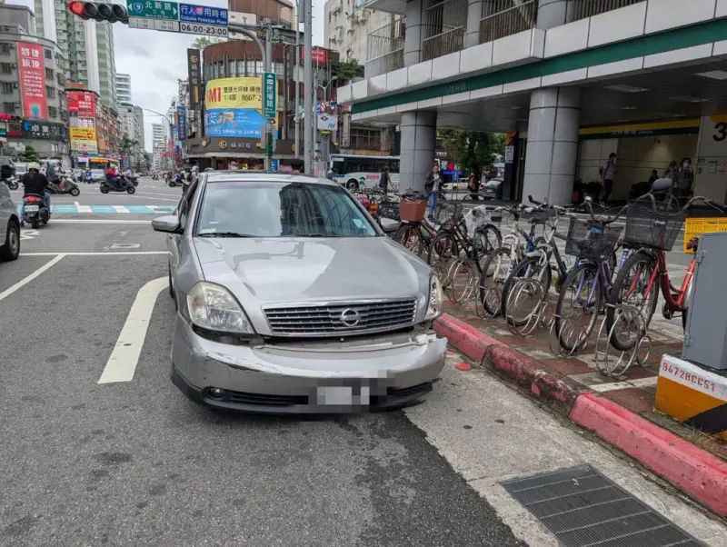 ▲新北市新店區大坪林捷運站傳出車禍，一名毒品男子疑似因心虛車沒停好逃走釀禍。（圖／翻攝畫面）