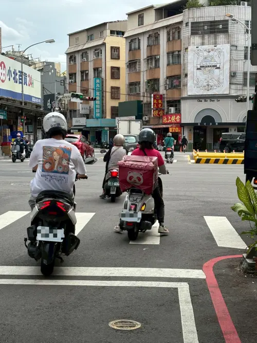 朝野表態爭取外送員納保 消費者質疑成本誰來買單？
