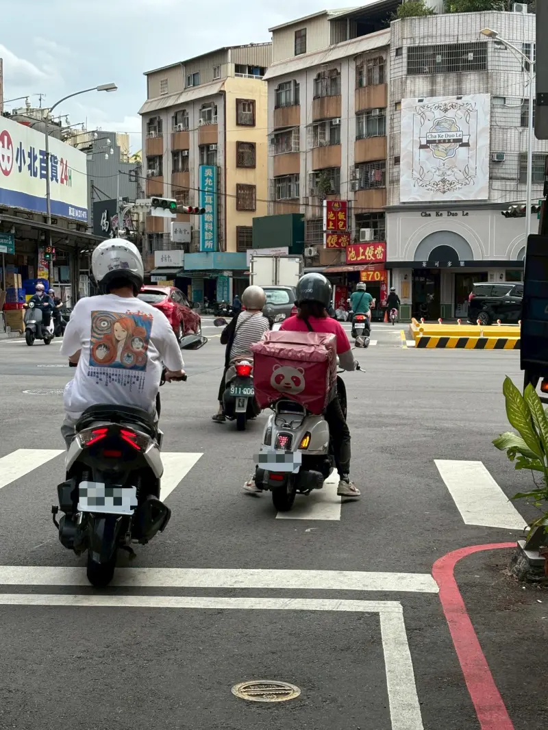▲外送員納保議題在網路掀民怨，網友質疑「保障是好事，成本誰來買單？」擔憂保障變漲價。（圖／記者金武鳳攝，2025.10.23)