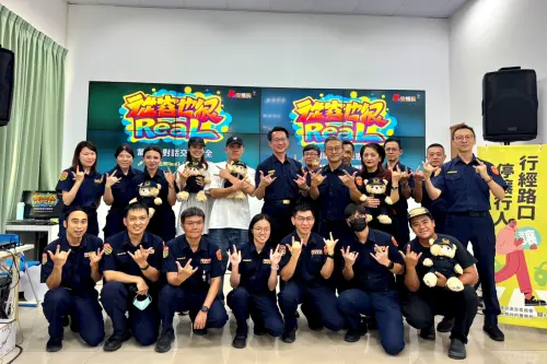 ▲發表會現場呼籲「一時快、終身悔」播放MV並搭配警察樂團與街舞演出，氣氛熱烈。（圖／屏東縣警局提供）