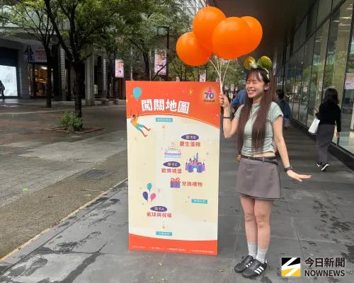 ▲拿著Klook牌和氣球，對鏡頭喊「祝加州迪士尼70歲生日快樂！」完成闖關部分任務。（圖／記者李青縈攝） 