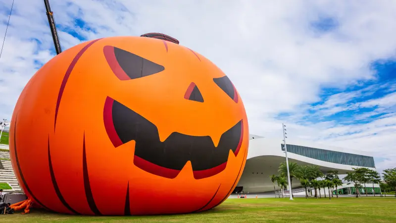 ▲2025高雄萬聖節「22公尺巨型大南瓜」今（23）日率先進行充氣測試，一現身就成為焦點。（圖／高市府教育局提供）