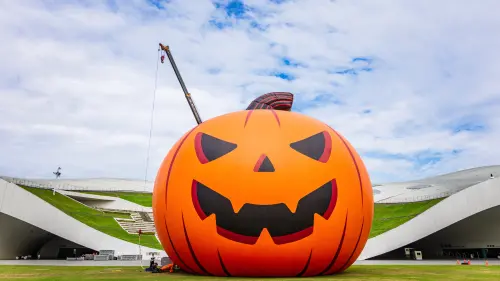 ▲ 「22公尺巨型大南瓜」今年特別升級為可搭配360度燈光秀的互動裝置。（圖／高市府教育局提供）