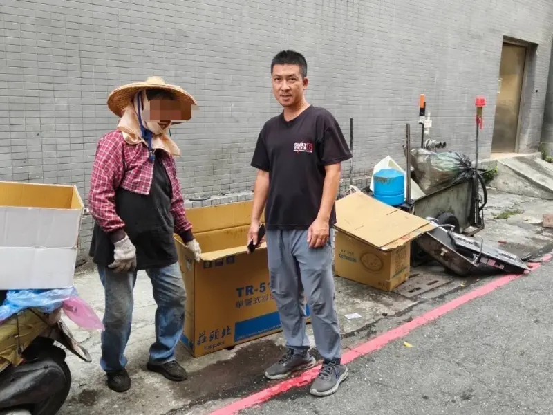 ▲ 保大警衛中隊員警古志鈞在得知她家境不充裕，長年獨居不易煮食，主動伸出援手，協助購買餐廳伙食便當，並暖心悄悄為其加菜。（圖 ／高市警局保安大隊提供）