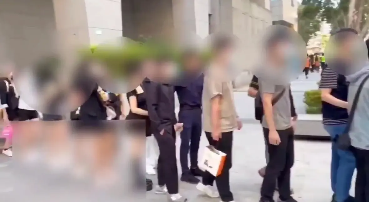 ▲台北市松山區再傳賭場以合法掩護非法，負責人、工作人員及荷官等排隊上警車畫面曝光。（圖／翻攝畫面）