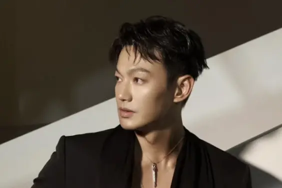 ▲藝人閃兵案持續延燒，21日又扯出修杰楷、陳柏霖、Energy張書偉、「棒棒堂」小杰、坤達等五位藝人，有網友在PTT發文，討論藝人閃兵是否會傷形象，不料網友一面倒開酸：「越黑越紅」，還點名威廉（如圖）、陳零九兩人不受影響。　（圖／翻攝自IG liaowilliam）